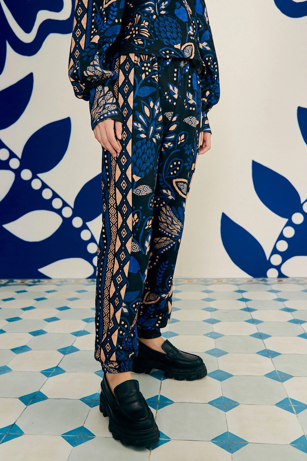 Farm Rio Black Macaw Forest Sweatpants 4 Farm Rio Black Macaw Forest Sweatpants - Image 2