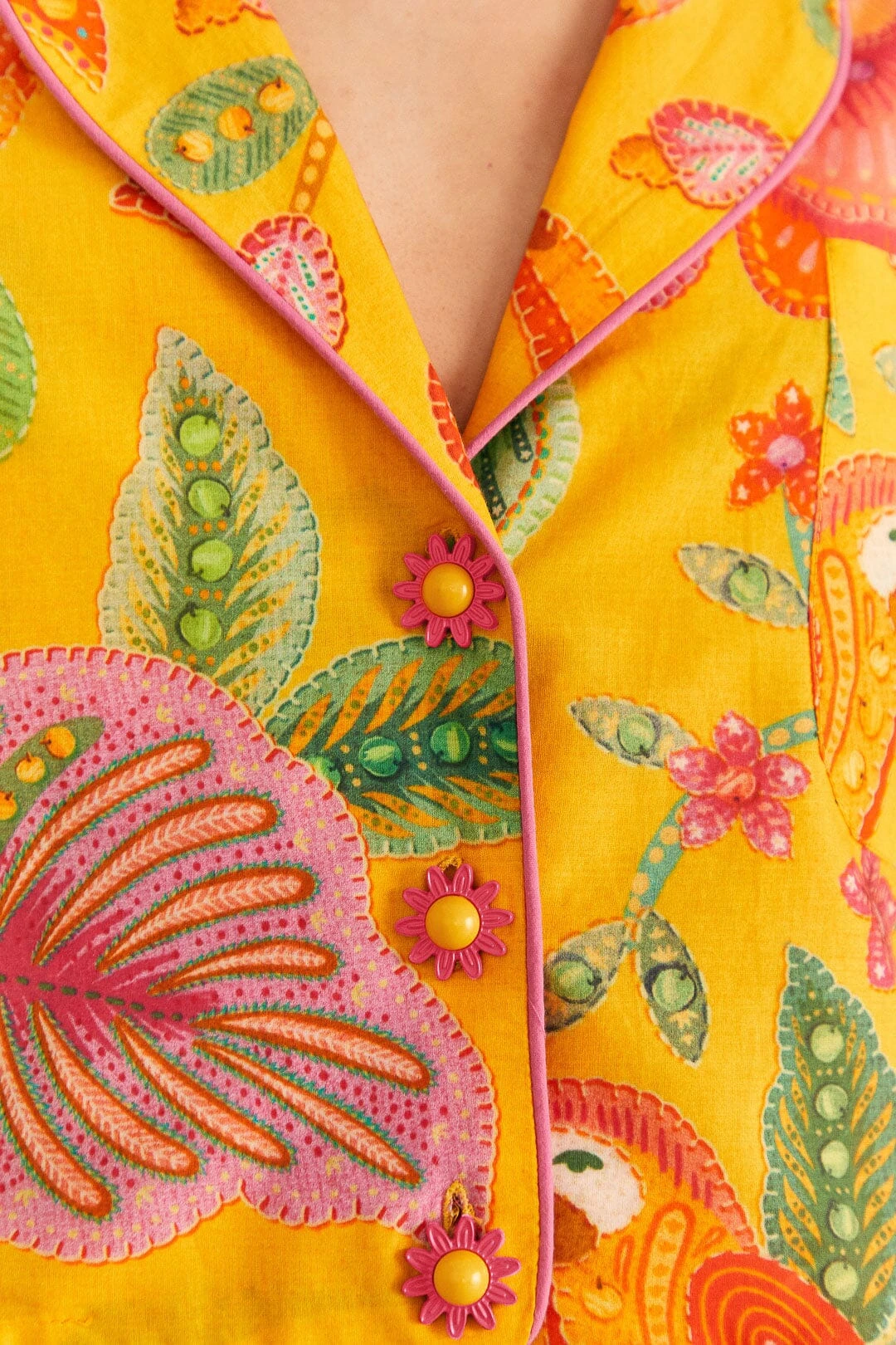 Farm Rio Yellow Macaw Bloom Shirt 7 Farm Rio Yellow Macaw Bloom Shirt - Image 5